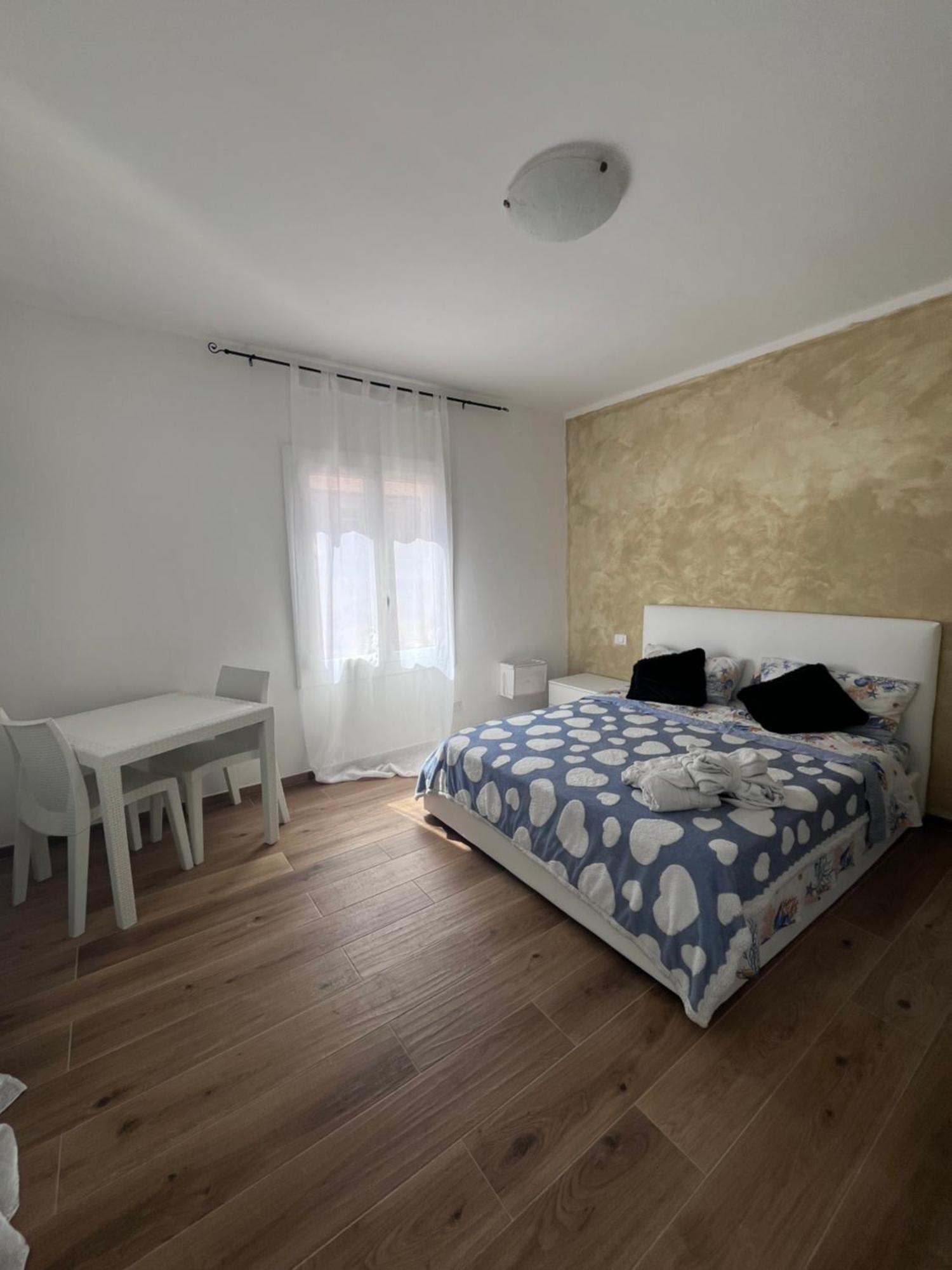 La Casa Del Giglio Hotel Albenga Exterior photo